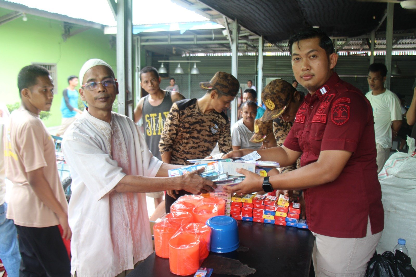 tvmiranda.com|Tuntun Warga Binaan untuk Selalu Terapkan Gaya Hidup Sehat, Lapas Pekanbaru Bagikan Perlengkapan Mandi