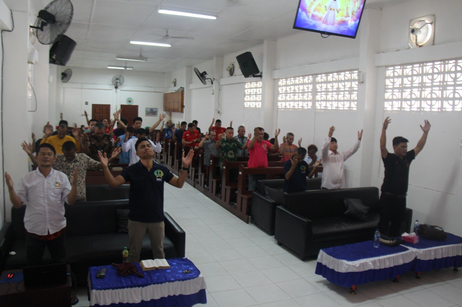 tvmiranda.com|Pembinaan Rohani Nasrani di Lapas Kelas IIA Pekanbaru: Warga Binaan Jalani Ibadah Bersama