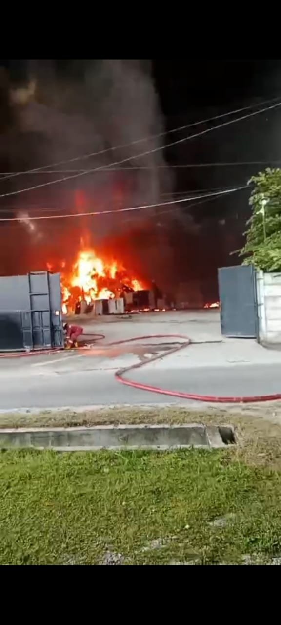 tvmiranda.com|Kebakaran Hebat Terjadi Di Sidodadi Perhentian Marpoyan, Di Duga Yang Terbakar Gudang Minyak