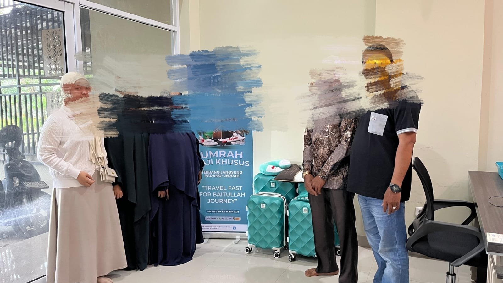 TRAVEL UMROH PT. DARUL HIKMAL MANDIRI PIMPINAN WILAYAH PEKANBARU INISIAL AM DIDUGA KERAS MENIPU 6 ORANG CALON JAMAAH.