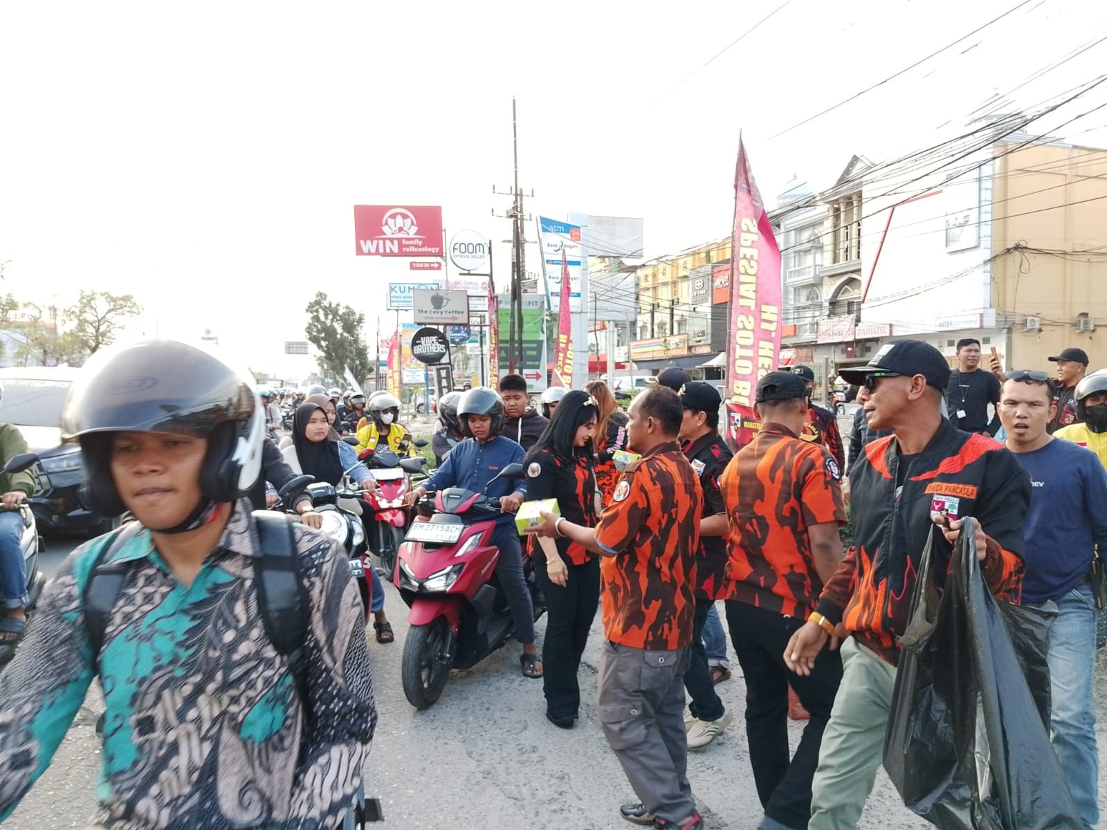 Unit I Koti Pemuda Pancasila Bagikan Takjil di Simpang Tabek Gadang Panam