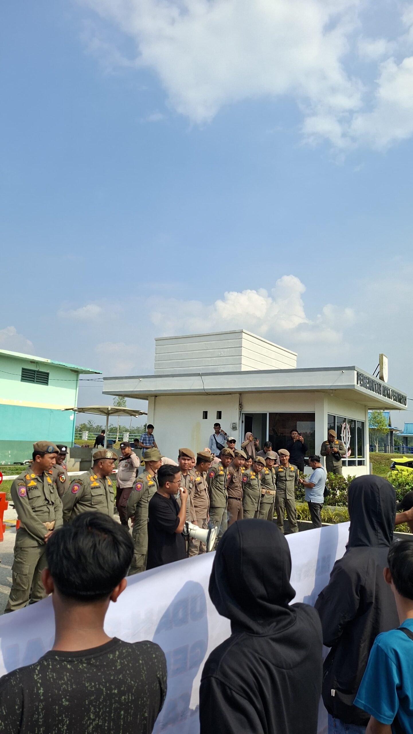 tvmiranda.com | FAMR BESERTA MASYARAKAT KOTA PEKANBARU GERUDUK KANTOR WALIKOTA TERKAIT PERMASALAHAN PARKIR DIKOTA PEKANBARU tvmiranda.com|FAMR BESERTA MASYARAKAT KOTA PEKANBARU GERUDUK KANTOR WALIKOTA TERKAIT PERMASALAHAN PARKIR DIKOTA PEKANBARU