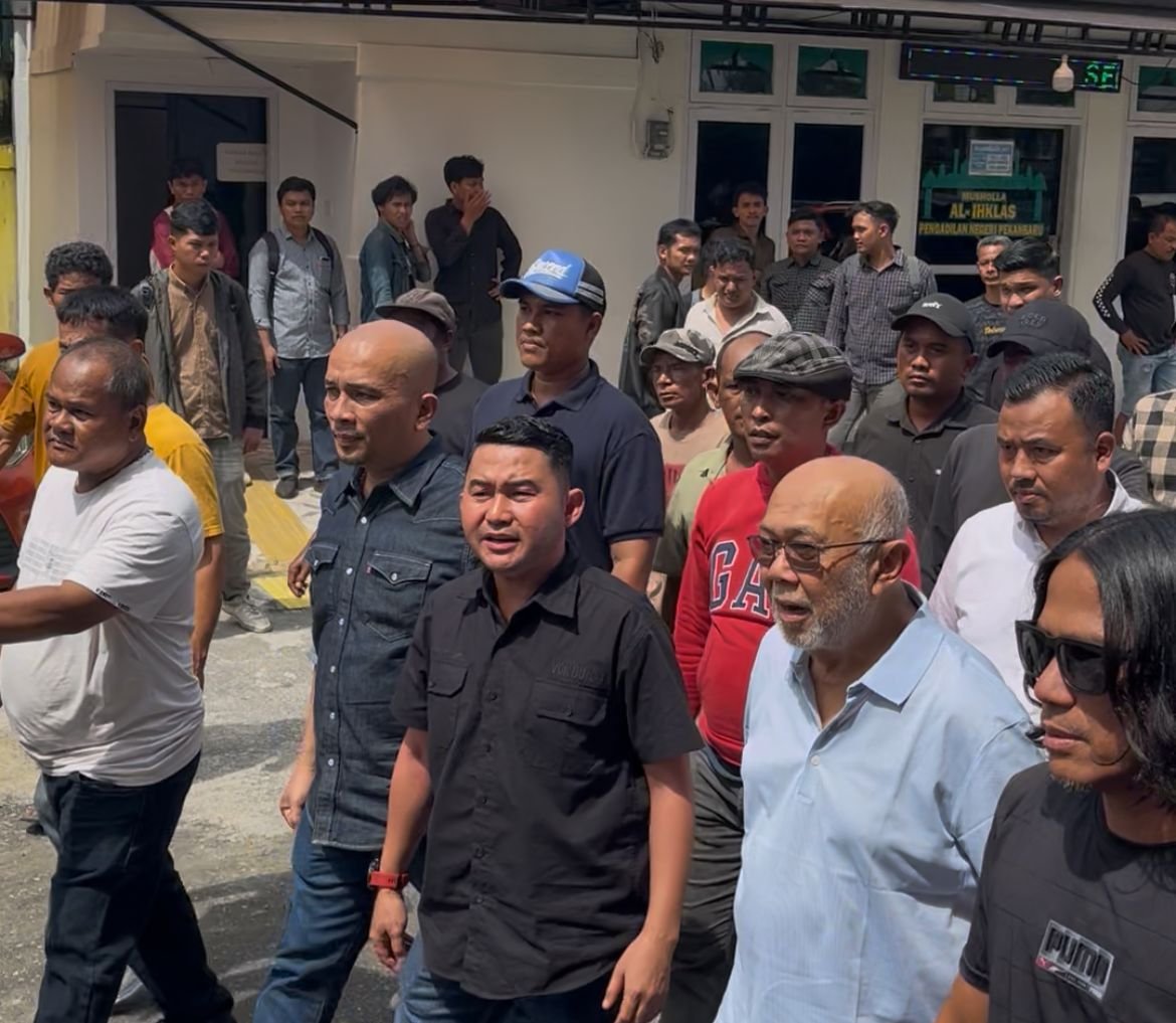 tvmiranda.com | Didampingi Ratusan Kader PP, Arsadianto Rachman Saksikan Sidang Abdul Wahid, Musliadi: Ini Tambahan Energi Positif