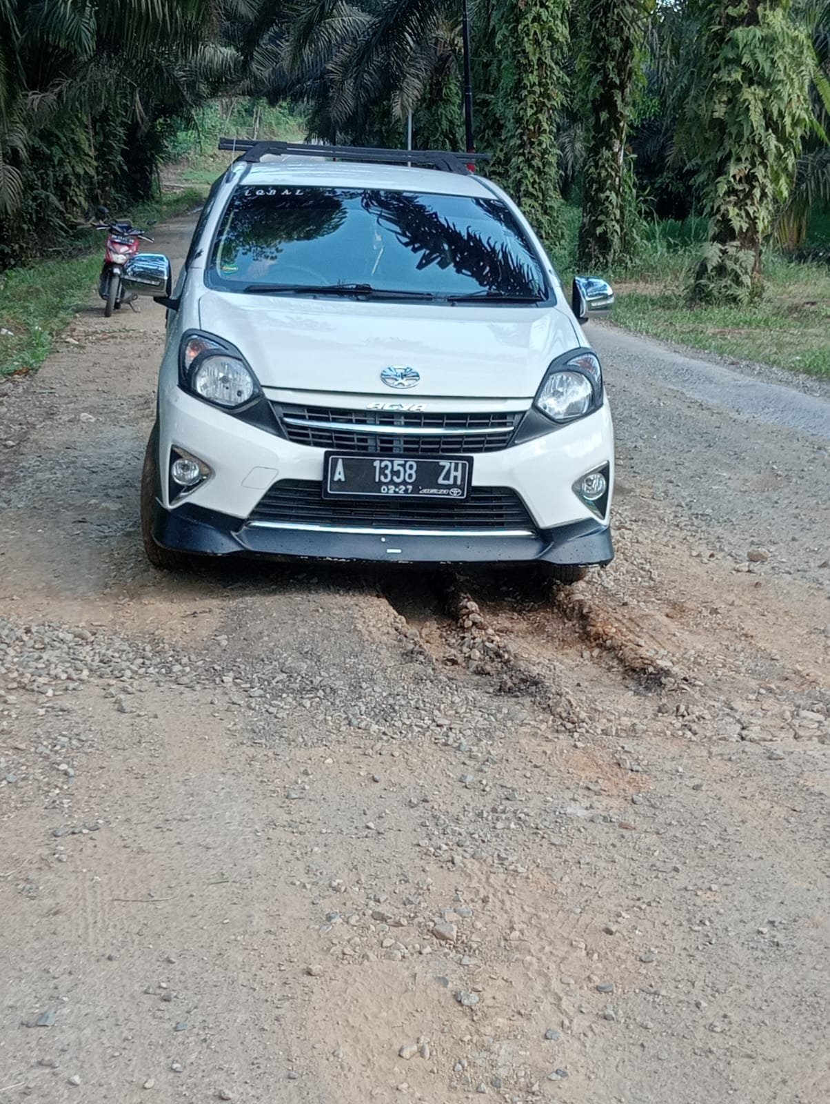 tvmiranda.com | Akses Jalan Menuju Pabrik Sawit di Batang Kering Rusak Parah, Aktivitas Warga Terganggu