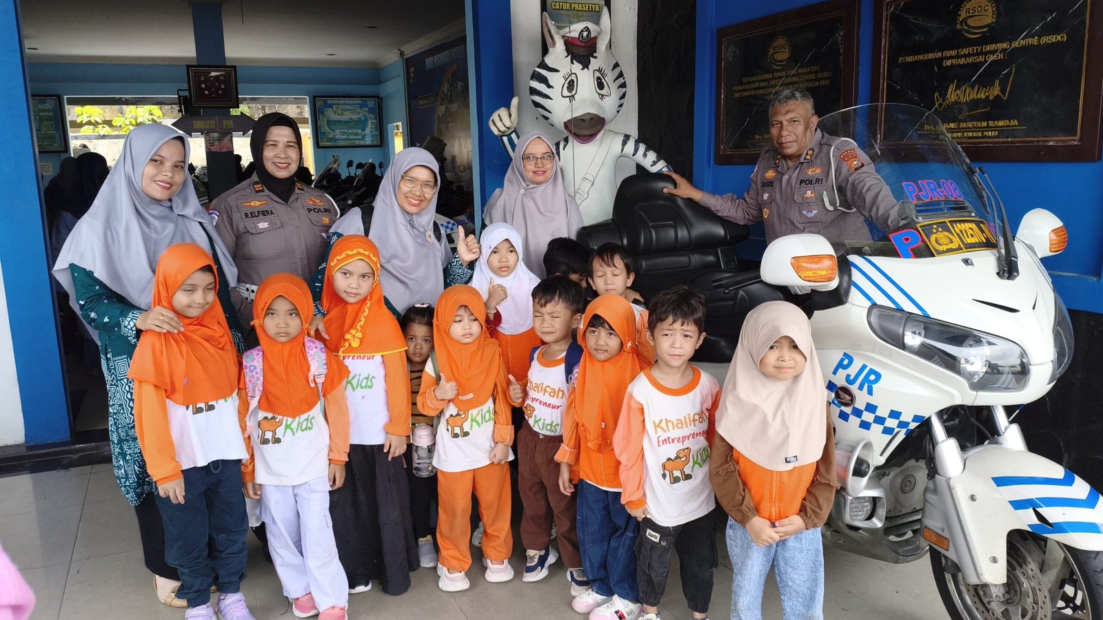 tvmiranda.com | Ditlantas Polda Riau Tanamkan Budaya Tertib Lalu Lintas dan Cinta Lingkungan Sejak Usia Dini tvmiranda.com | Ditlantas Polda Riau Tanamkan Budaya Tertib Lalu Lintas dan Cinta Lingkungan Sejak Usia Dini