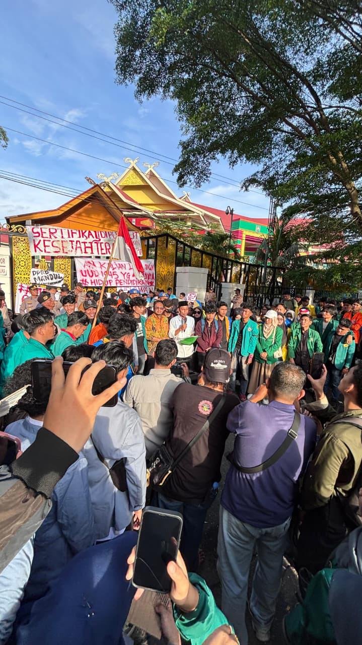 tvmiranda.com | ALIANSI MAHASISWA RIAU GELAR AKSI DI DPRD RIAU, SOROTI DUGAAN PEMANFAATAN GALIAN C ILEGAL OLEH PT EKA NUSA GLOBAL (ENG) tvmiranda.com | ALIANSI MAHASISWA RIAU GELAR AKSI DI DPRD RIAU, SOROTI DUGAAN PEMANFAATAN GALIAN C ILEGAL OLEH PT EKA NUSA GLOBAL (ENG)