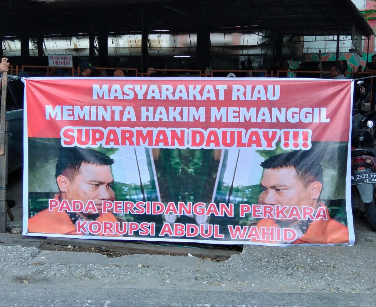 tvmiranda.com | Desak Suparman Diperiksa Hakim, Masyarakat Riau bentangkan Spanduk didepan PN Pekanbaru. tvmiranda.com | Desak Suparman Diperiksa Hakim, Masyarakat Riau bentangkan Spanduk didepan PN Pekanbaru.