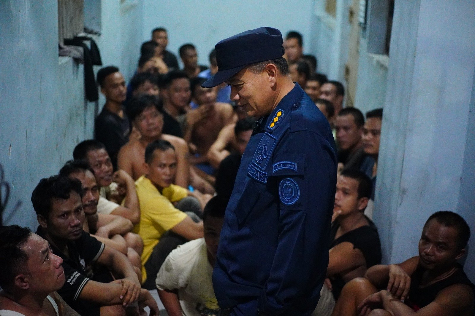 tvmiranda.com | Lapas Pekanbaru Gandeng TNI-Polri Gelar Razia Gabungan, Zero Narkoba dan Sita Puluhan Barang Terlarang Pekanbaru, INFO_PAS – Lembaga Pemasyarakatan (Lapas) Kelas IIA Pekanbaru bersinergi dengan TNI dan Polri melaksanakan razia gabungan kamar hunian warga binaan pada Kamis malam (28/05). Kegiatan ini merupakan bentuk komitmen dalam mendukung pelaksanaan 15 Program Aksi Menteri Imigrasi dan Pemasyarakatan, khususnya poin enam tentang pemberantasan peredaran narkoba dan pelaku penipuan dengan berbagai modus di Lapas dan Rumah Tahanan Negara. Kegiatan tersebut juga menjadi tindak lanjut arahan Direktur Jenderal Pemasyarakatan melalui Kepala Kantor Wilayah Ditjenpas Riau dalam rangka mewujudkan Lapas yang bersih dari narkoba, handphone, dan berbagai modus penipuan. Razia gabungan dipimpin langsung oleh Kepala Kantor Wilayah Ditjenpas Riau, Maizar, didampingi Plh. Kepala Lapas Kelas IIA Pekanbaru, Yusup Gunawan. Kegiatan diawali dengan apel bersama yang diikuti jajaran petugas Kanwil Ditjenpas Riau dan Lapas Pekanbaru, personel Polresta Pekanbaru, Brimob Polda Riau, serta TNI dari Yon Arhanud 13/PBY. Dalam pelaksanaan penggeledahan, petugas gabungan dibagi menjadi lima tim untuk menyisir kamar hunian warga binaan secara menyeluruh dan memastikan tidak adanya barang-barang terlarang yang dapat mengganggu keamanan dan ketertiban lapas. Dari hasil razia, petugas berhasil mengamankan sejumlah barang terlarang, antara lain tiga unit handphone, 17 pisau rakitan, 14 gunting, 9 silet, 21 pecahan kaca, 27 paku, 19 jarum, 11 mancis, 17 kabel rakitan, tiga charger handphone, 22 sendok besi, 25 potongan besi, tujuh sekrup, serta enam unit kipas angin rusak. Seluruh barang hasil sitaan selanjutnya didata dan akan dimusnahkan sesuai prosedur yang berlaku. Selain itu, dari hasil razia gabungan tersebut petugas memastikan tidak ditemukan narkoba maupun indikasi peredaran gelap narkotika di kamar hunian warga binaan. Hasil ini menunjukkan komitmen dan keseriusan jajaran Lapas Pekanbaru bersama aparat penegak hukum dalam menjaga lingkungan pemasyarakatan tetap aman, tertib, dan bersih dari narkoba. Kepala Kanwil Ditjenpas Riau, Maizar, menegaskan bahwa kegiatan ini merupakan langkah nyata dalam memperkuat pengawasan dan menciptakan lingkungan pemasyarakatan yang aman dan kondusif. “Kami terus berkomitmen penuh dalam menciptakan suasana kondusif dan membangun pembinaan yang maksimal bagi seluruh warga binaan. Kegiatan ini merupakan tindak lanjut arahan Menteri Imigrasi dan Pemasyarakatan sekaligus bagian penting dalam mewujudkan Lapas yang bersih dan bebas dari penyalahgunaan narkoba, handphone, dan pungutan liar,” ujar Maizar. Sementara itu, Plh. Kepala Lapas Pekanbaru, Yusup Gunawan, menegaskan bahwa pihaknya akan terus memperkuat upaya pencegahan terhadap masuknya barang-barang terlarang ke dalam lapas dan akan terus meningkatkan pengawasan secara berkelanjutan. “Kami akan terus meningkatkan intensitas pengawasan dan pemeriksaan kamar hunian secara rutin maupun insidentil sebagai langkah deteksi dini gangguan keamanan dan ketertiban. Sinergi bersama TNI dan Polri juga akan terus kami perkuat demi mewujudkan Lapas Pekanbaru yang aman, tertib, dan bebas dari handphone, pungli, serta narkoba,” tegas Yusup. Ia juga menambahkan bahwa pihaknya terbuka terhadap masukan dan informasi dari masyarakat maupun media sebagai bentuk kontrol sosial dalam mendukung pelaksanaan tugas pemasyarakatan yang lebih baik. Dengan adanya razia gabungan ini, diharapkan keamanan dan ketertiban di lingkungan Lapas Pekanbaru semakin terjaga serta mendukung optimalisasi proses pembinaan bagi warga binaan. tvmiranda.com | Lapas Pekanbaru Gandeng TNI-Polri Gelar Razia Gabungan, Zero Narkoba dan Sita Puluhan Barang Terlarang Pekanbaru, INFO_PAS – Lembaga Pemasyarakatan (Lapas) Kelas IIA Pekanbaru bersinergi dengan TNI dan Polri melaksanakan razia gabungan kamar hunian warga binaan pada Kamis malam (28/05). Kegiatan ini merupakan bentuk komitmen dalam mendukung pelaksanaan 15 Program Aksi Menteri Imigrasi dan Pemasyarakatan, khususnya poin enam tentang pemberantasan peredaran narkoba dan pelaku penipuan dengan berbagai modus di Lapas dan Rumah Tahanan Negara. Kegiatan tersebut juga menjadi tindak lanjut arahan Direktur Jenderal Pemasyarakatan melalui Kepala Kantor Wilayah Ditjenpas Riau dalam rangka mewujudkan Lapas yang bersih dari narkoba, handphone, dan berbagai modus penipuan. Razia gabungan dipimpin langsung oleh Kepala Kantor Wilayah Ditjenpas Riau, Maizar, didampingi Plh. Kepala Lapas Kelas IIA Pekanbaru, Yusup Gunawan. Kegiatan diawali dengan apel bersama yang diikuti jajaran petugas Kanwil Ditjenpas Riau dan Lapas Pekanbaru, personel Polresta Pekanbaru, Brimob Polda Riau, serta TNI dari Yon Arhanud 13/PBY. Dalam pelaksanaan penggeledahan, petugas gabungan dibagi menjadi lima tim untuk menyisir kamar hunian warga binaan secara menyeluruh dan memastikan tidak adanya barang-barang terlarang yang dapat mengganggu keamanan dan ketertiban lapas. Dari hasil razia, petugas berhasil mengamankan sejumlah barang terlarang, antara lain tiga unit handphone, 17 pisau rakitan, 14 gunting, 9 silet, 21 pecahan kaca, 27 paku, 19 jarum, 11 mancis, 17 kabel rakitan, tiga charger handphone, 22 sendok besi, 25 potongan besi, tujuh sekrup, serta enam unit kipas angin rusak. Seluruh barang hasil sitaan selanjutnya didata dan akan dimusnahkan sesuai prosedur yang berlaku. Selain itu, dari hasil razia gabungan tersebut petugas memastikan tidak ditemukan narkoba maupun indikasi peredaran gelap narkotika di kamar hunian warga binaan. Hasil ini menunjukkan komitmen dan keseriusan jajaran Lapas Pekanbaru bersama aparat penegak hukum dalam menjaga lingkungan pemasyarakatan tetap aman, tertib, dan bersih dari narkoba. Kepala Kanwil Ditjenpas Riau, Maizar, menegaskan bahwa kegiatan ini merupakan langkah nyata dalam memperkuat pengawasan dan menciptakan lingkungan pemasyarakatan yang aman dan kondusif. “Kami terus berkomitmen penuh dalam menciptakan suasana kondusif dan membangun pembinaan yang maksimal bagi seluruh warga binaan. Kegiatan ini merupakan tindak lanjut arahan Menteri Imigrasi dan Pemasyarakatan sekaligus bagian penting dalam mewujudkan Lapas yang bersih dan bebas dari penyalahgunaan narkoba, handphone, dan pungutan liar,” ujar Maizar. Sementara itu, Plh. Kepala Lapas Pekanbaru, Yusup Gunawan, menegaskan bahwa pihaknya akan terus memperkuat upaya pencegahan terhadap masuknya barang-barang terlarang ke dalam lapas dan akan terus meningkatkan pengawasan secara berkelanjutan. “Kami akan terus meningkatkan intensitas pengawasan dan pemeriksaan kamar hunian secara rutin maupun insidentil sebagai langkah deteksi dini gangguan keamanan dan ketertiban. Sinergi bersama TNI dan Polri juga akan terus kami perkuat demi mewujudkan Lapas Pekanbaru yang aman, tertib, dan bebas dari handphone, pungli, serta narkoba,” tegas Yusup. Ia juga menambahkan bahwa pihaknya terbuka terhadap masukan dan informasi dari masyarakat maupun media sebagai bentuk kontrol sosial dalam mendukung pelaksanaan tugas pemasyarakatan yang lebih baik. Dengan adanya razia gabungan ini, diharapkan keamanan dan ketertiban di lingkungan Lapas Pekanbaru semakin terjaga serta mendukung optimalisasi proses pembinaan bagi warga binaan.