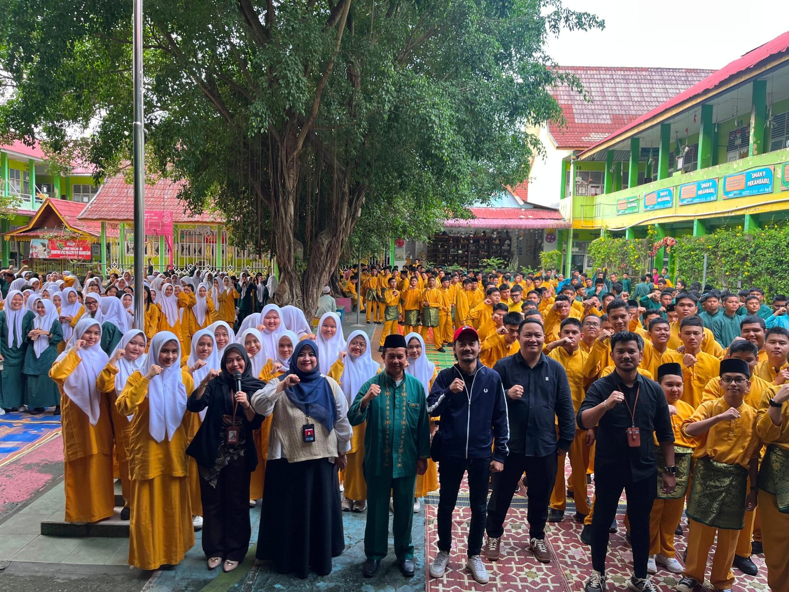 tvmiranda.com | TEKANKAN BAHAYA DUNIA DIGITAL , INFINITY CENTER LAKUKAN SOSIALISASI DI SMA NEGERI 9 PEKANBARU tvmiranda.com | TEKANKAN BAHAYA DUNIA DIGITAL , INFINITY CENTER LAKUKAN SOSIALISASI DI SMA NEGERI 9 PEKANBARU