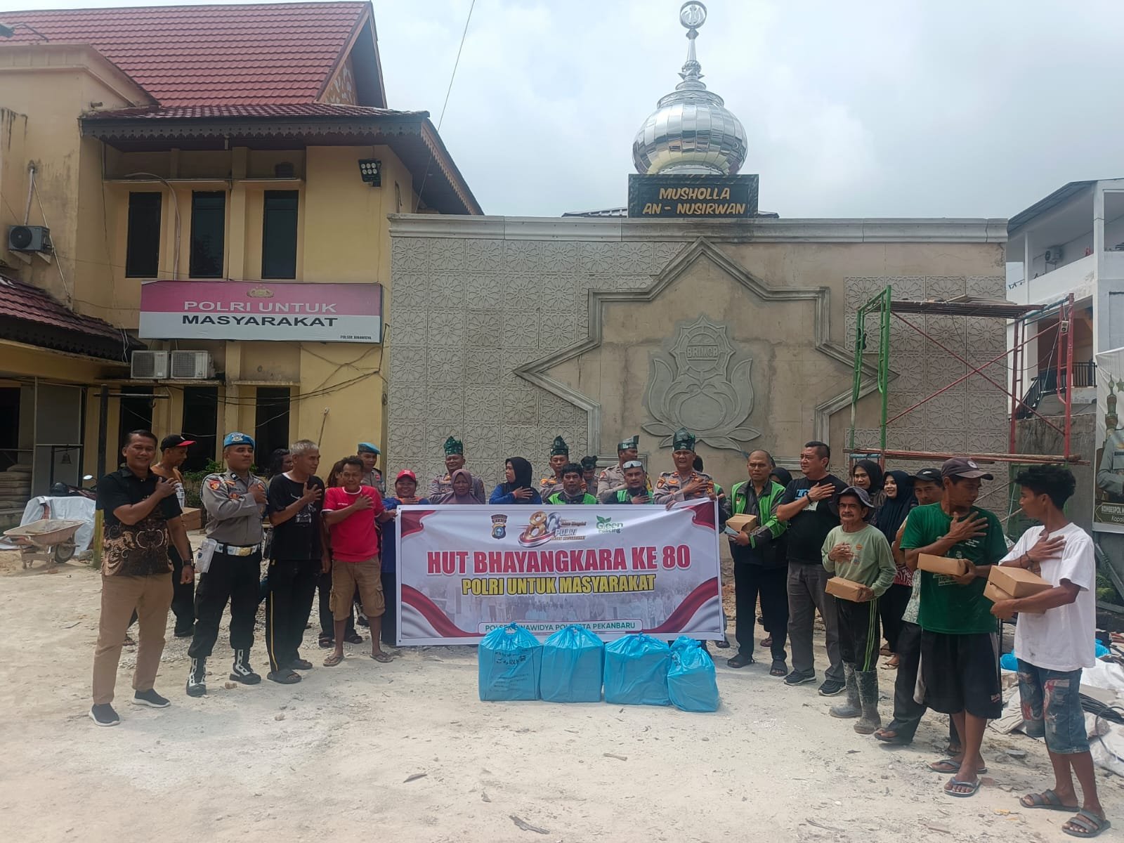 tvmiranda.com | Polsek Binawidya melaksanakan giat jum'at berkah Berbagi Makanan di polsek binawidya dengan tema "Polri untuk masyarakat dalam rangka Hut Polri ke 80. tvmiranda.com | Polsek Binawidya melaksanakan giat jum'at berkah Berbagi Makanan di polsek binawidya dengan tema "Polri untuk masyarakat dalam rangka Hut Polri ke 80.