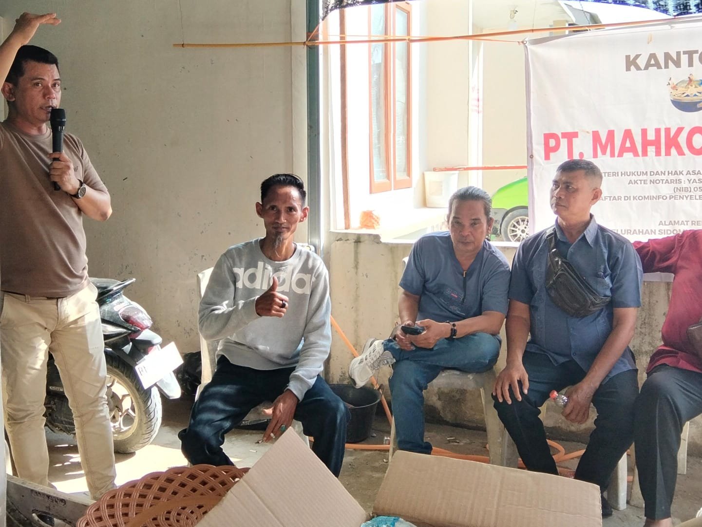 | Keakraban Terlihat di Kediaman Daeng Johan dan Desi Novita Saat Puluhan Awak Media Hadir Dalam Rangka Acara Rutin Grup Info Lalu Lintas sekaligus Doa Syukuran Menempati Rumah. | Keakraban Terlihat di Kediaman Daeng Johan dan Desi Novita Saat Puluhan Awak Media Hadir Dalam Rangka Acara Rutin Grup Info Lalu Lintas sekaligus Doa Syukuran Menempati Rumah.