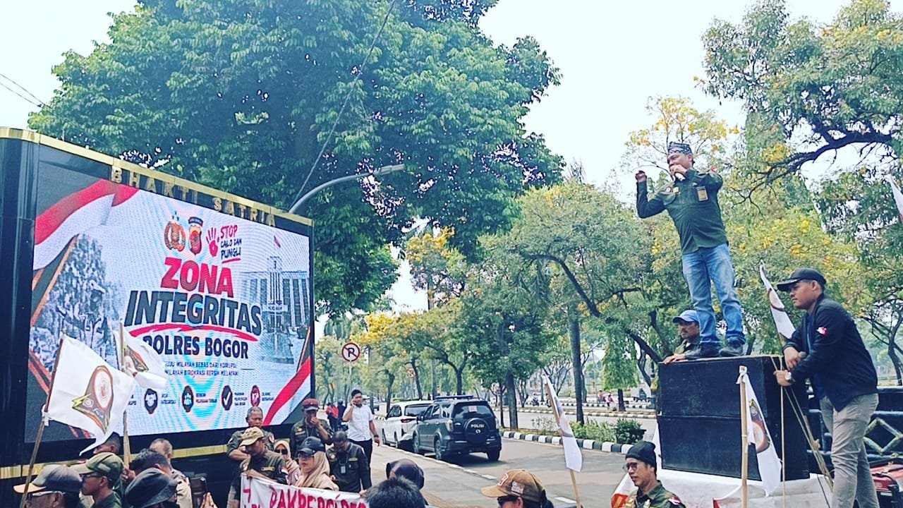 | Ketua Umum AKPERSI Pimpin Orasi di Depan Polres Bogor | Ketua Umum AKPERSI Pimpin Orasi di Depan Polres Bogor